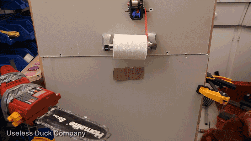 GIF useless : useless, duckcompany, wc, papier, distributeur